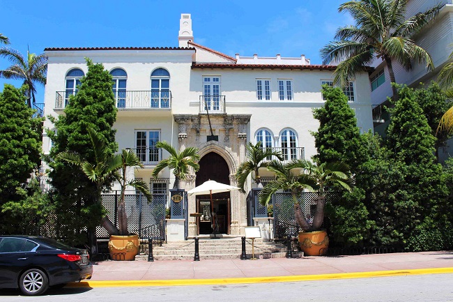 L'esterno di Villa Casuarina dove, sui gradini dell'ingresso, fu ucciso lo stilista Gianni Versace, all'epoca proprietario del palazzo. Oggi è un luxury hotel.Foto Grigore Scutari L'esterno di Villa Casuarina dove, sui gradini dell'ingresso, fu ucciso lo stilista Gianni Versace, all'epoca proprietario del palazzo. Oggi è un luxury hotel.Foto Grigore Scutari