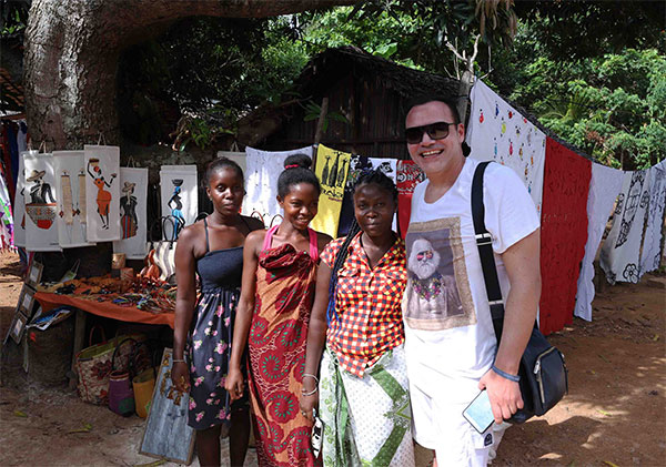 Igor Righetti con alcune donne di un villaggio di pescatori Igor Righetti con alcune donne di un villaggio di pescatori