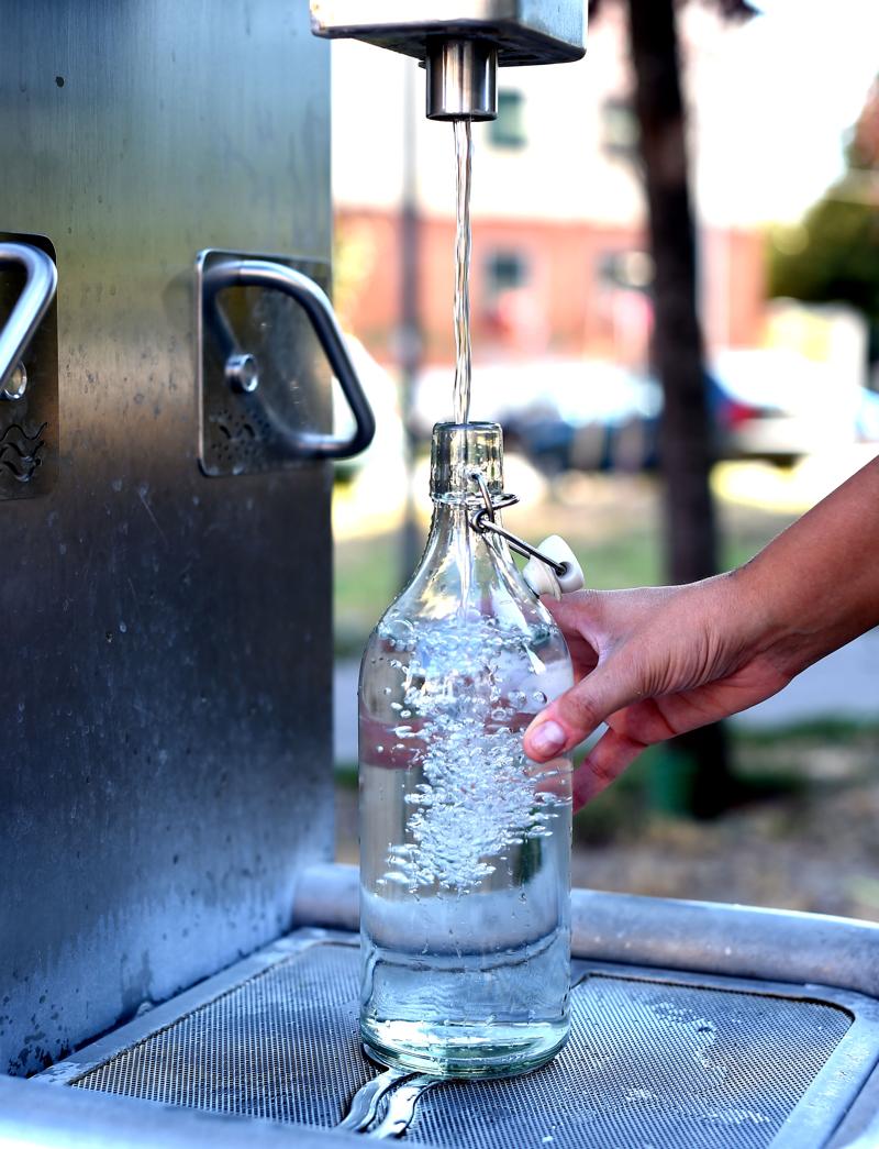 Le case dell'acqua di Milano, distributori gratuiti di acqua (naturale o gasata) collocati in diverse zone della città. I cittadini e i turisti possono prelevare gratuitamente fino a un massimo di 6 litri al giorno a persona.