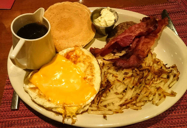 La caratteristica colazione americana servita al Siegel's 1941, nell'area di Downtown. Foto Grigore Scutari La caratteristica colazione americana servita al Siegel's 1941, nell'area di Downtown. Foto Grigore Scutari