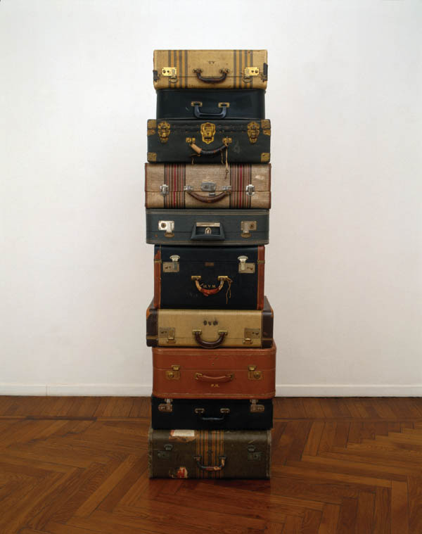 ZOE LEONARD Robert, 2001 10 valigie 85 x 54.6 x 50.8 cm Fondazione Museion. Museo d'arte moderna e contemporanea, Bolzano ZOE LEONARD Robert, 2001 10 valigie 85 x 54.6 x 50.8 cm Fondazione Museion. Museo d'arte moderna e contemporanea, Bolzano