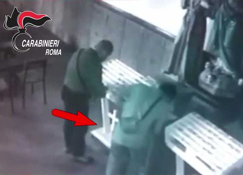 Pizzicati a “pescare” monete dalle cassette delle offerte in chiesa