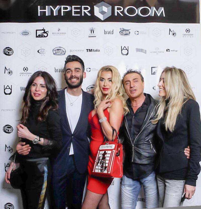 Sara Salvi, Marco Bagalini, Valeria Marini e Chiara Carradori (Hyper Room Milano) Sara Salvi, Marco Bagalini, Valeria Marini e Chiara Carradori (Hyper Room Milano)