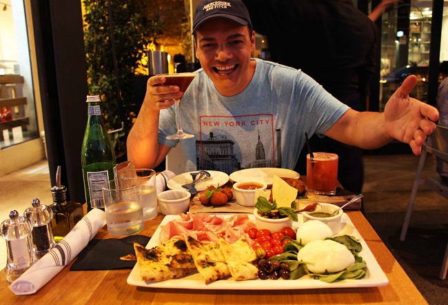 Obicà Mozzarella Bar a Sunset Boulevard. La catena di ristoranti punta sulla mozzarella di bufala campana Dop e sulle eccellenze di prodotti italiani. Foto Grigore Scutari Obicà Mozzarella Bar a Sunset Boulevard. La catena di ristoranti punta sulla mozzarella di bufala campana Dop e sulle eccellenze di prodotti italiani. Foto Grigore Scutari