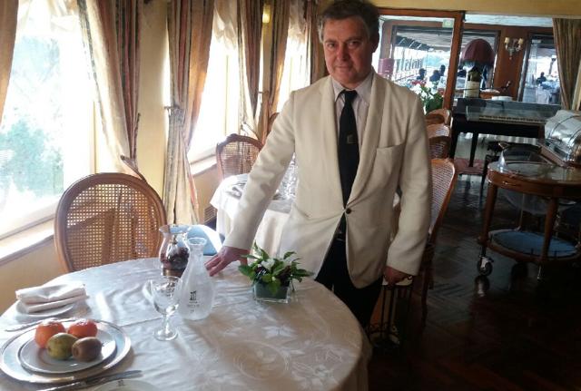Il tavolo di Grillo al forum con acqua di rubinetto e frutta