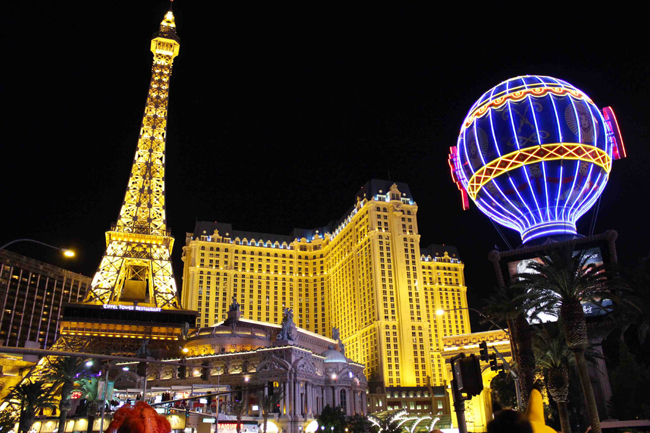 L'hotel casinò Paris Las Vegas, sulla Strip, con tanto di Tour Eiffel sulla quale si può salire. Foto Grigore Scutari L'hotel casinò Paris Las Vegas, sulla Strip, con tanto di Tour Eiffel sulla quale si può salire. Foto Grigore Scutari