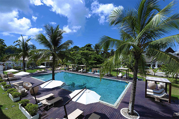 Una delle due grandi piscine dell'Eden Village Premium Royal Beach, struttura immersa nella rigogliosa vegetazione tropicale Una delle due grandi piscine dell'Eden Village Premium Royal Beach, struttura immersa nella rigogliosa vegetazione tropicale