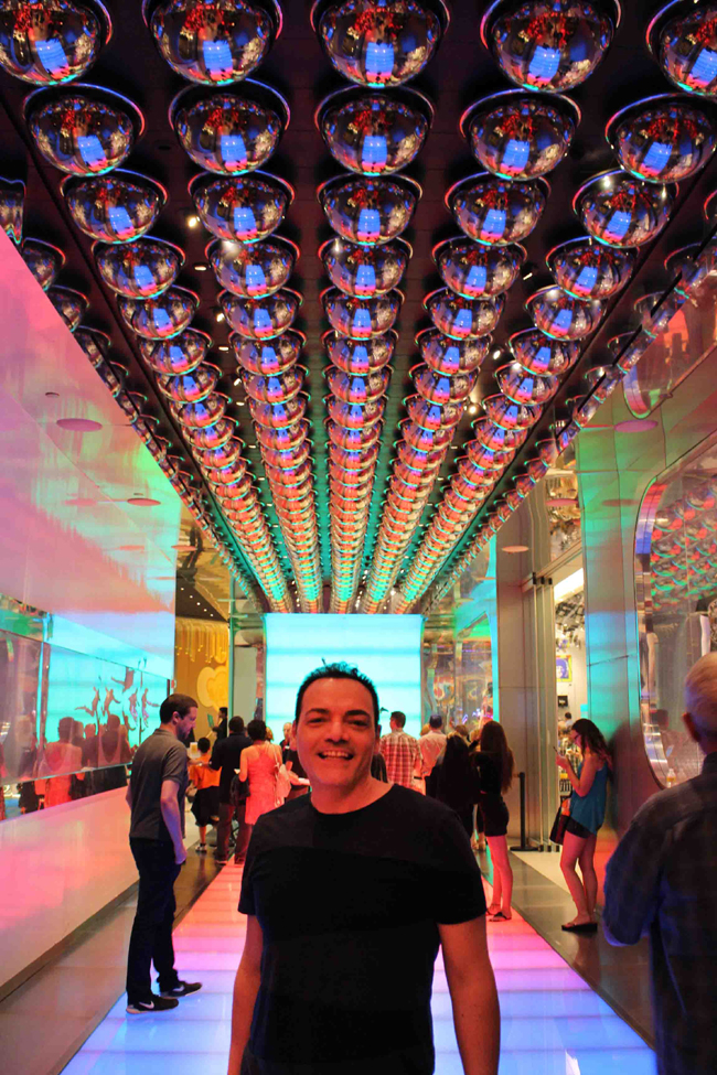 L'ingresso per ammirare il visionario e imperdibile spettacolo The Beatles love del Cirque du Soleil che si tiene all'interno dell'hotel The Mirage. Foto Grgore Scutari L'ingresso per ammirare il visionario e imperdibile spettacolo The Beatles love del Cirque du Soleil che si tiene all'interno dell'hotel The Mirage. Foto Grgore Scutari