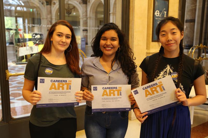 Tre ragazze che hanno partecipato al progetto di alternanza scuola-lavoro Careers in Art con l'attestato ricevuto alle Gallerie d'Italia Intesa Sanpaolo di piazza della Scala, a Milano. Tre ragazze che hanno partecipato al progetto di alternanza scuola-lavoro Careers in Art con l'attestato ricevuto alle Gallerie d'Italia Intesa Sanpaolo di piazza della Scala, a Milano.
