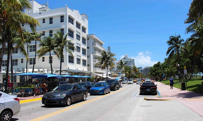 La famosa Ocean Drive con i suoi edifici in stile Art déco mantenuto anche al loro interno. Foto Grigore Scutari La famosa Ocean Drive con i suoi edifici in stile Art déco mantenuto anche al loro interno. Foto Grigore Scutari