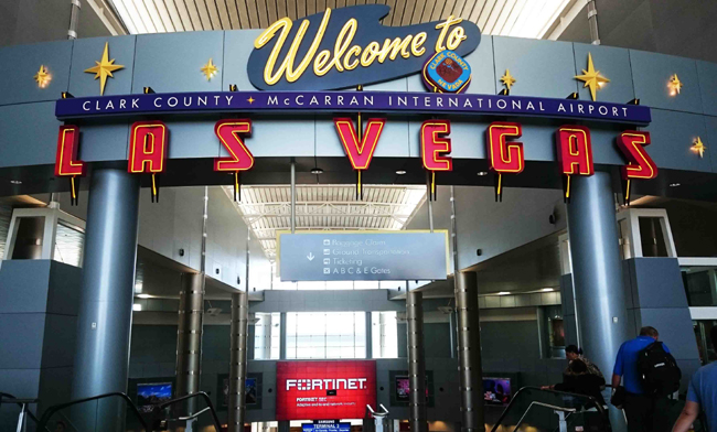 L'aeroporto di Las Vegas accoglie i visitatori con oltre mille slot machine. Foto Grigore Scutari. L'aeroporto di Las Vegas accoglie i visitatori con oltre mille slot machine. Foto Grigore Scutari.