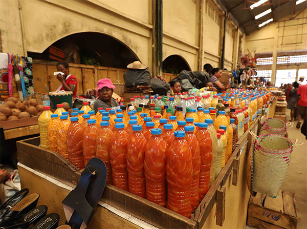 Al Bazar Be, il grande mercato coperto di Hellville, vengono vendute in bottiglie d'acqua riciclate le salse di mango fatte in casa Al Bazar Be, il grande mercato coperto di Hellville, vengono vendute in bottiglie d'acqua riciclate le salse di mango fatte in casa