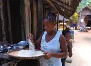 Igor Righetti Nosy Be Madagascar Una donna malgascia seleziona il riso