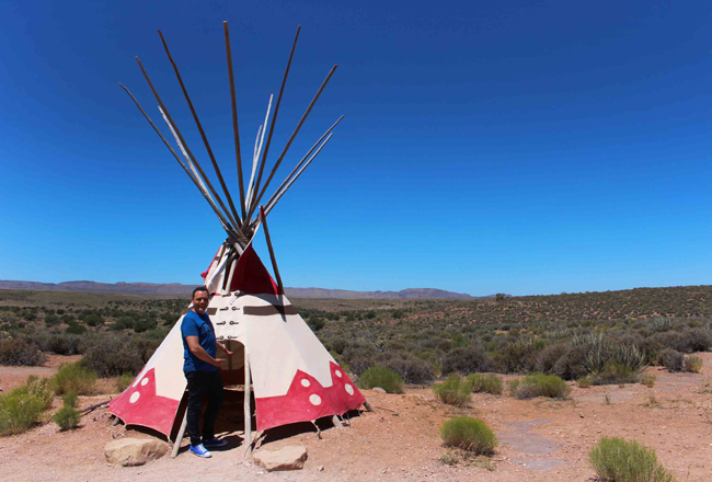 Gli indiani Hualapai hanno anche realizzato un percorso didattico all'interno del Grand Canyon in cui mostrano le tende e le costruzioni in cui vivevano. Foto Grigore Scutari Gli indiani Hualapai hanno anche realizzato un percorso didattico all'interno del Grand Canyon in cui mostrano le tende e le costruzioni in cui vivevano. Foto Grigore Scutari