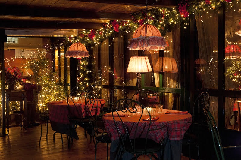 TRATTORIA "AL GARGHET" - "Al Garghet" è una tipica trattoria milanese situata a sud di Milano in piena campagna. Un ambiente speciale dove trascorrere uno spensierato break natalizio assaporando i tipici sapori locali. Sotto Natale è la location ideale per una cena romantica. Il menù è scritto a mano, in dialetto milanese (con traduzione) con l'inserto di aforismi qua e là. Tra gli antipasti sono da assaggiare il "Bocon del Re" (Bocconcini di ceci e mandorle tostate) e "la Cialdina" (cialda di grana con prosciutto croccante, nocciole, miele e cruditè). Eccezionale tra i primi il "Risott cont i fong" (risotto ai funghi) e i "Tortei de Zuca" (tortelli di Zucca e amaretto). Il secondo piatto più celebre del locale è senz'altro la "Coteletta del Garghet" (cotoletta di lonza ad orecchia di elefante larga piatta croccante con pomodorini). Ottimo anche l' "Ossbus in Gremolada" (ossobuco di vitello con risotto al burro e parmigiano). Immancabile la Cassoela. Buoni dolci e ottima carta dei vini. NATALIZIO! TRATTORIA AL GARGHET - via Selvanesco, 36 Milano Telefono: +39.02.534698