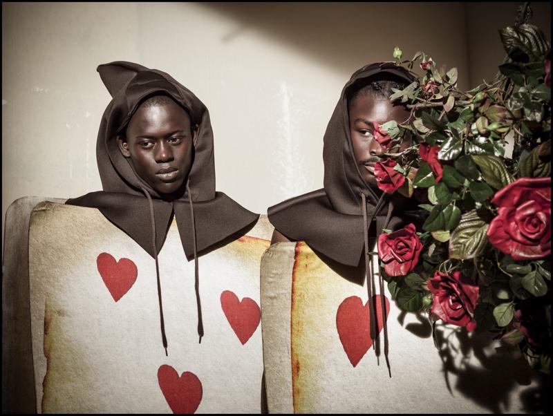 Un'immagine del backstage del Calendario Pirelli 2018 firmato da Tim Walker, ispirato a Alice nel Paese delle Meraviglie. Un'immagine del backstage del Calendario Pirelli 2018 firmato da Tim Walker, ispirato a Alice nel Paese delle Meraviglie.
