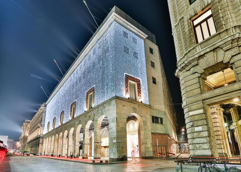 LE ALTRE BOUTIQUE dove fare il pieno di shopping: Imarika (Via Giovanni Morelli 1), Memen (Via Savona 1), Oplà (Via Sarpi 56), Raw (Corso Magenta 96 e Via Palermo 1), Wait and See (Via Santa Marta 14) e Wok (Viale Col di Lana 5/A, Milano). I DEPARTMENT STORE: 10 Corso Como (Corso Como 10), Antonia (Via Cusani 5), Coin (Piazza 5 Giornate 1), Excelsior Milano (Galleria del Corso 4), La Rinascente (Piazza Duomo), Tearose (Via Croce Rossa 2), The Brian e Barry Building (Via Durini 28). VINTAGE SHOP: Bivio Milano (Via Gian Giacomo Mora 4), Cavalli e Nastri (Via Brera 2) Milano, Lipstick Vintage (Corso Garibaldi 79), Mania Vintage (Via F.lli Bronzetti 11) Vintage Delirium by Franco Jaccassi (Via Sacchi, 3). STREET STYLE: Dictionary (Corso Di Porta Ticinese 46), One Block Down (Corso XXII Marzo 12) Iuter (Corso di Porta Ticinese, 48) Par 5 (Via Pio IV, 1), Space 23 (Corso Garibaldi 104).