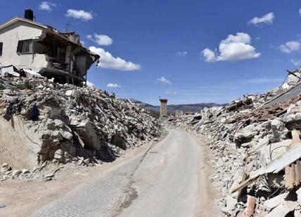 Amatrice protesta sui ritardi nella ricostruzione. Il mercato non è pronto