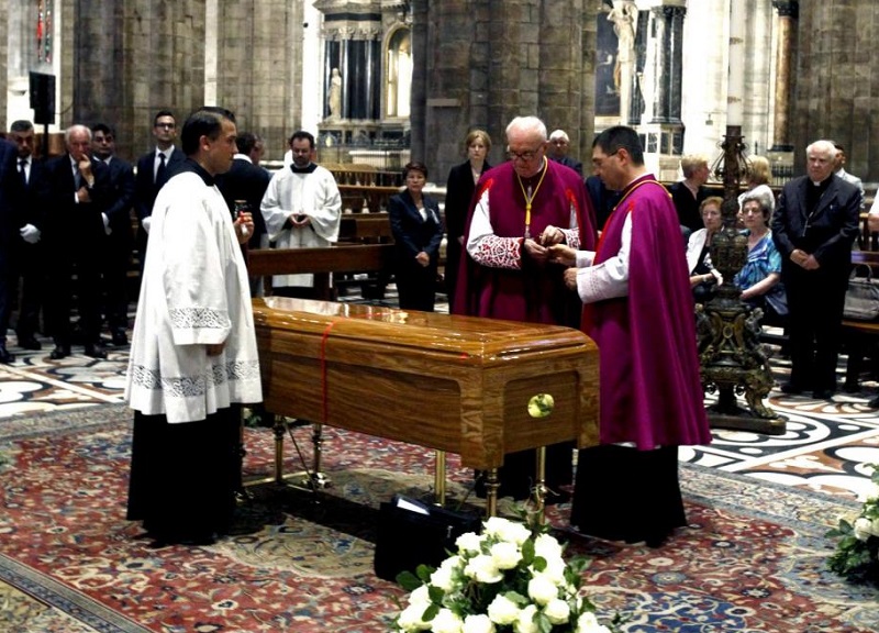 Dionigi Tettamanzi, la camera ardente nel Duomo di Milano Dionigi Tettamanzi, la camera ardente nel Duomo di Milano