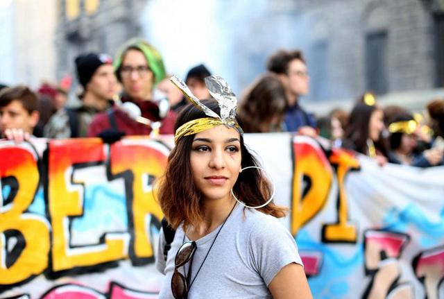 Milano, la manifestazione degli studenti Milano, la manifestazione degli studenti