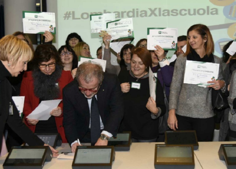 Regione Lombardia: la consegna dei tablet alle scuole Regione Lombardia: la consegna dei tablet alle scuole