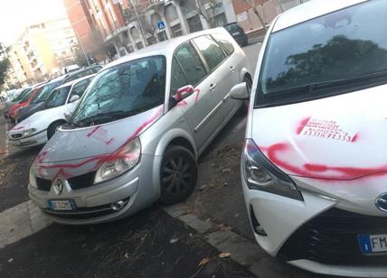 Auto imbrattate a Monteverde Vecchio: pubblicità hot sui cofani