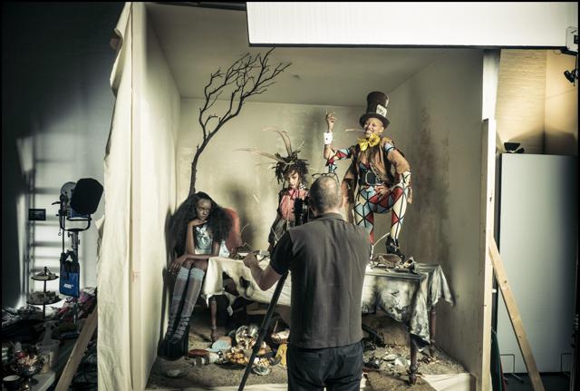 Un'immagine del backstage del Calendario Pirelli 2018 firmato da Tim Walker, ispirato a Alice nel Paese delle Meraviglie Un'immagine del backstage del Calendario Pirelli 2018 firmato da Tim Walker, ispirato a Alice nel Paese delle Meraviglie