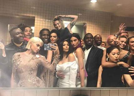 Tutti nella toilette del Met Gala. Il selfie d'antologia di Kylie Jenner