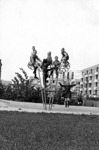 Bambini al campo giochi del quartiere Missaglia (1970) Bambini al campo giochi del quartiere Missaglia (1970)