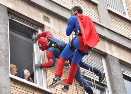 Superman e Spiderman vanno in ospedale. Supereroi dal cielo per i bambini