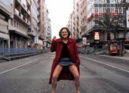 Banon, la portavoce della sindaca di Barcellona, urina per strada... FOTO