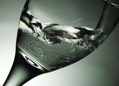 bere acqua brucia calorie