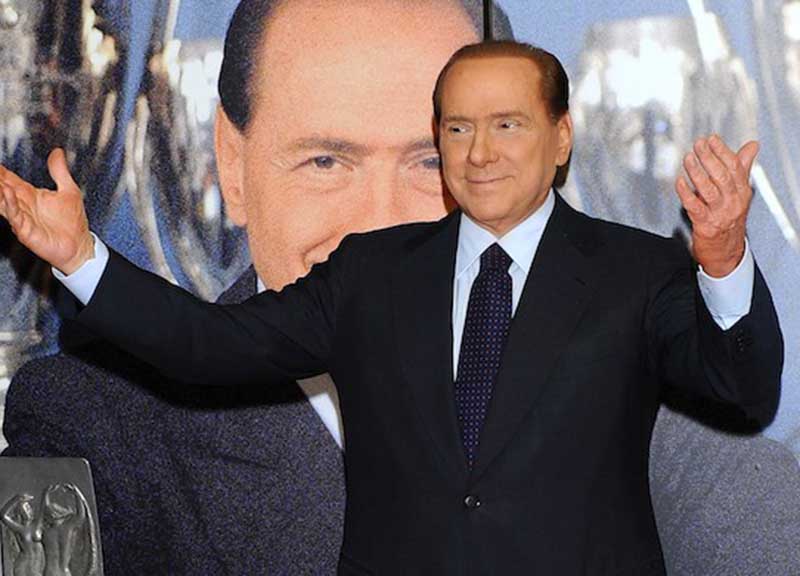 berlusconi braccia aperte