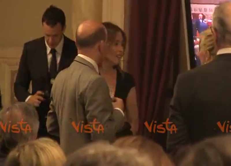 Boschi, bacio a Brunetta e abito provocante al premio Guido Carli