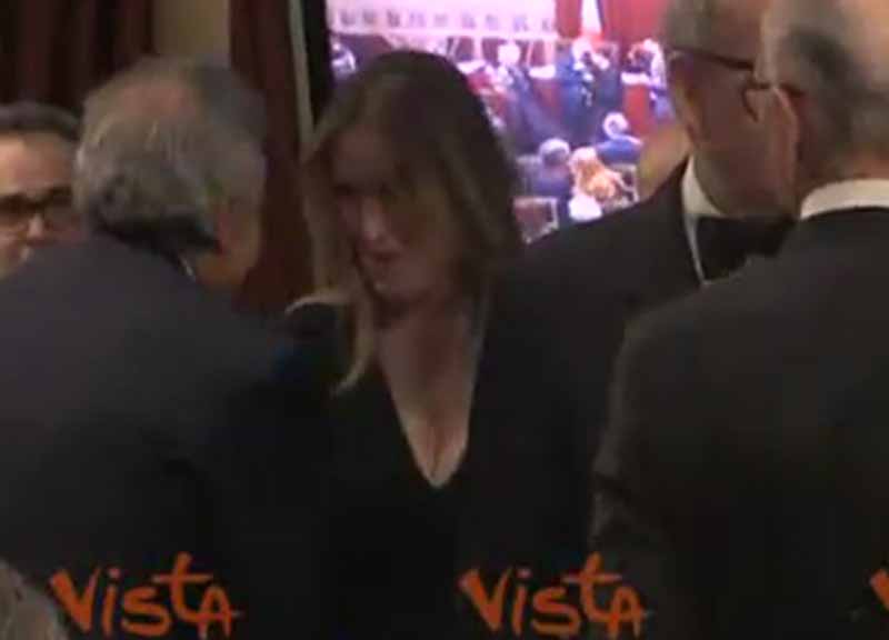 Maria Elena Boschi, scollatura in primo piano. Altro che trasparenza...