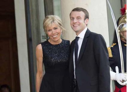 Brigitte Macron, 64 anni, taglia 38. Macron e la moglie, sua ex-prof. Video