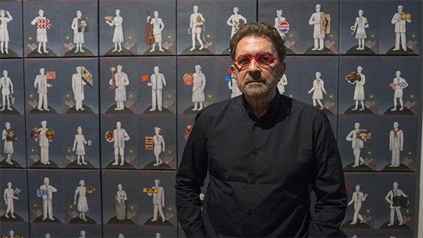 Grisha Bruskin, protagonista della mostra alle Gallerie d’Italia di Vicenza, vive e lavora tra Mosca e New York. Protagonista del Padiglione Russo della 57a Biennale di Venezia, le sue opere sono stabilmente esposte al MoMa di New York, al Centre Pompidou di Parigi, al Ludwig Museum di Colonia e nei più prestigiosi musei russi. Grisha Bruskin, protagonista della mostra alle Gallerie d’Italia di Vicenza, vive e lavora tra Mosca e New York. Protagonista del Padiglione Russo della 57a Biennale di Venezia, le sue opere sono stabilmente esposte al MoMa di New York, al Centre Pompidou di Parigi, al Ludwig Museum di Colonia e nei più prestigiosi musei russi.