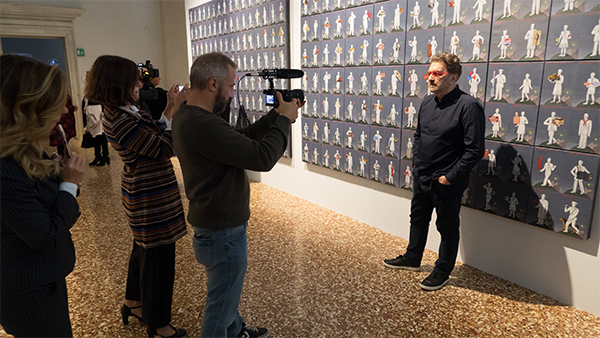 Grisha Bruskin, protagonista della mostra alle Gallerie d’Italia di Vicenza, vive e lavora tra Mosca e New York. Protagonista del Padiglione Russo della 57a Biennale di Venezia, le sue opere sono stabilmente esposte al MoMa di New York, al Centre Pompidou di Parigi, al Ludwig Museum di Colonia e nei più prestigiosi musei russi. Grisha Bruskin, protagonista della mostra alle Gallerie d’Italia di Vicenza, vive e lavora tra Mosca e New York. Protagonista del Padiglione Russo della 57a Biennale di Venezia, le sue opere sono stabilmente esposte al MoMa di New York, al Centre Pompidou di Parigi, al Ludwig Museum di Colonia e nei più prestigiosi musei russi.