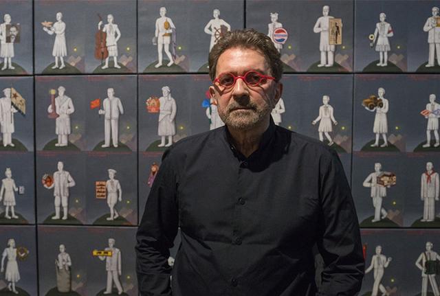Grisha Bruskin, protagonista della mostra alle Gallerie d’Italia di Vicenza, vive e lavora tra Mosca e New York. Protagonista del Padiglione Russo della 57a Biennale di Venezia, le sue opere sono stabilmente esposte al MoMa di New York, al Centre Pompidou di Parigi, al Ludwig Museum di Colonia e nei più prestigiosi musei russi. Grisha Bruskin, protagonista della mostra alle Gallerie d’Italia di Vicenza, vive e lavora tra Mosca e New York. Protagonista del Padiglione Russo della 57a Biennale di Venezia, le sue opere sono stabilmente esposte al MoMa di New York, al Centre Pompidou di Parigi, al Ludwig Museum di Colonia e nei più prestigiosi musei russi.