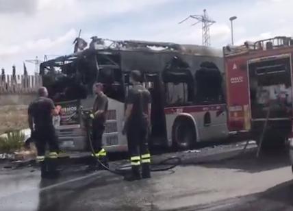 Roma Tpl, autobus in fiamme all'uscita del raccordo: traffico in tilt