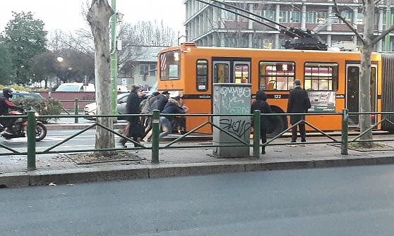 Passeggeri della 91 riavviano il filobus a spinta Passeggeri della 91 riavviano il filobus a spinta