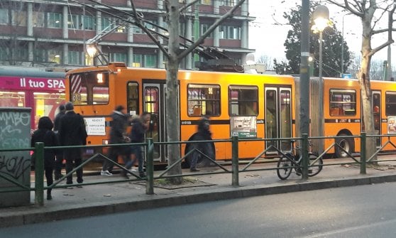 Passeggeri della 91 riavviano il filobus a spinta Passeggeri della 91 riavviano il filobus a spinta