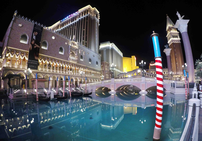 The Venetian si ispira a Venezia con le ricostruzioni del campanile di San Marco e il ponte di Rialto, canali, gondole e gondolieri. Foto Grigore Scutari The Venetian si ispira a Venezia con le ricostruzioni del campanile di San Marco e il ponte di Rialto, canali, gondole e gondolieri. Foto Grigore Scutari