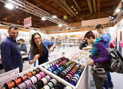 Donne, gli antistress della creatività: dall'uncinetto al cake design