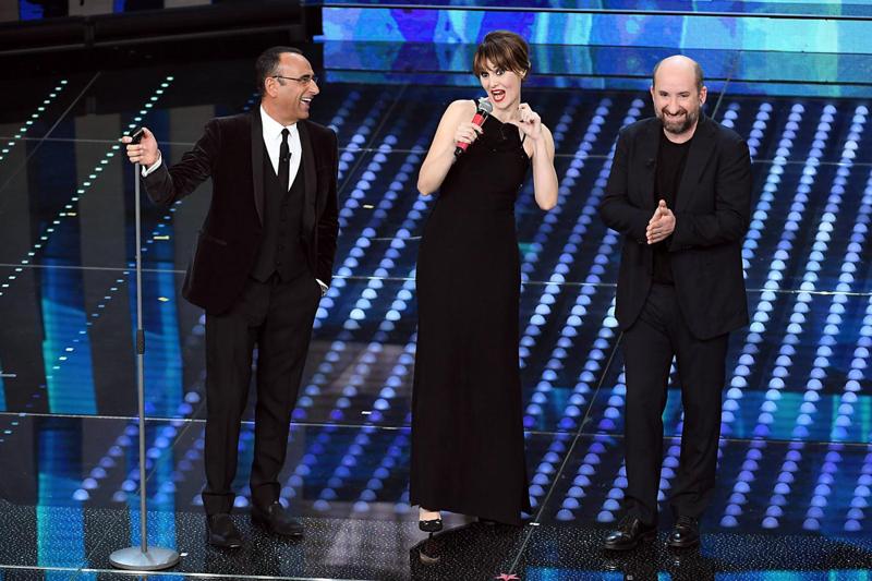 Sanremo 2017, Carlo Conti con Paola Cortellesi e Antonio Albanese Sanremo 2017, Carlo Conti con Paola Cortellesi e Antonio Albanese