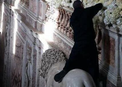 Caserta, nozze alla Reggia: polemica. Allestitore a cavalcioni sul leone. FOTO
