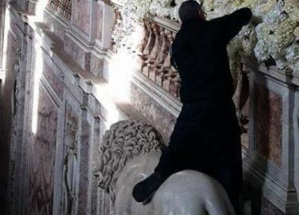 Caserta, nozze alla Reggia: polemica. Allestitore a cavalcioni sul leone. FOTO