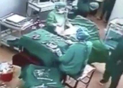 Chirurgo prende a pugni l’infermiera, i medici lo fermano. Video choc
