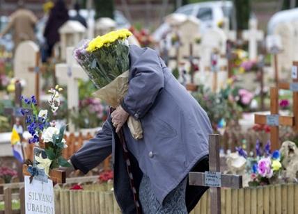 Orrore al cimitero: rifiuti gettati negli ossari per risparmiare sulle spese