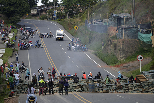 Colombia, indigeni bloccano l'autostrada 1